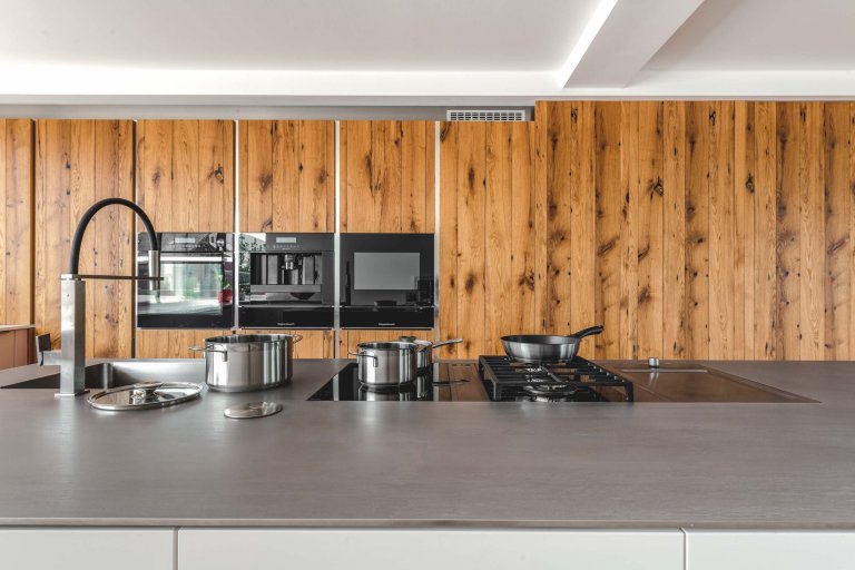 TOP EVERMATT | DUB STARÝ
PŘÍRODNÍ SHOWROOM. PŘÍMO U VÁS DOMA.

&nbsp;

Proč by nás zdi měly oddělovat od přírody? V této kuchyňské sestavě se venkovní…