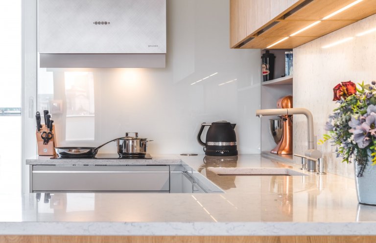 Kchyně Livorno Gloss Platine Grey I Eco Dub Kamenný -&nbsp;ÚSPORNÁ PROSTOREM, VELKORYSÁ NÁPADY

Když nemáte místa na rozdávání a přesto si nechcete dávat…