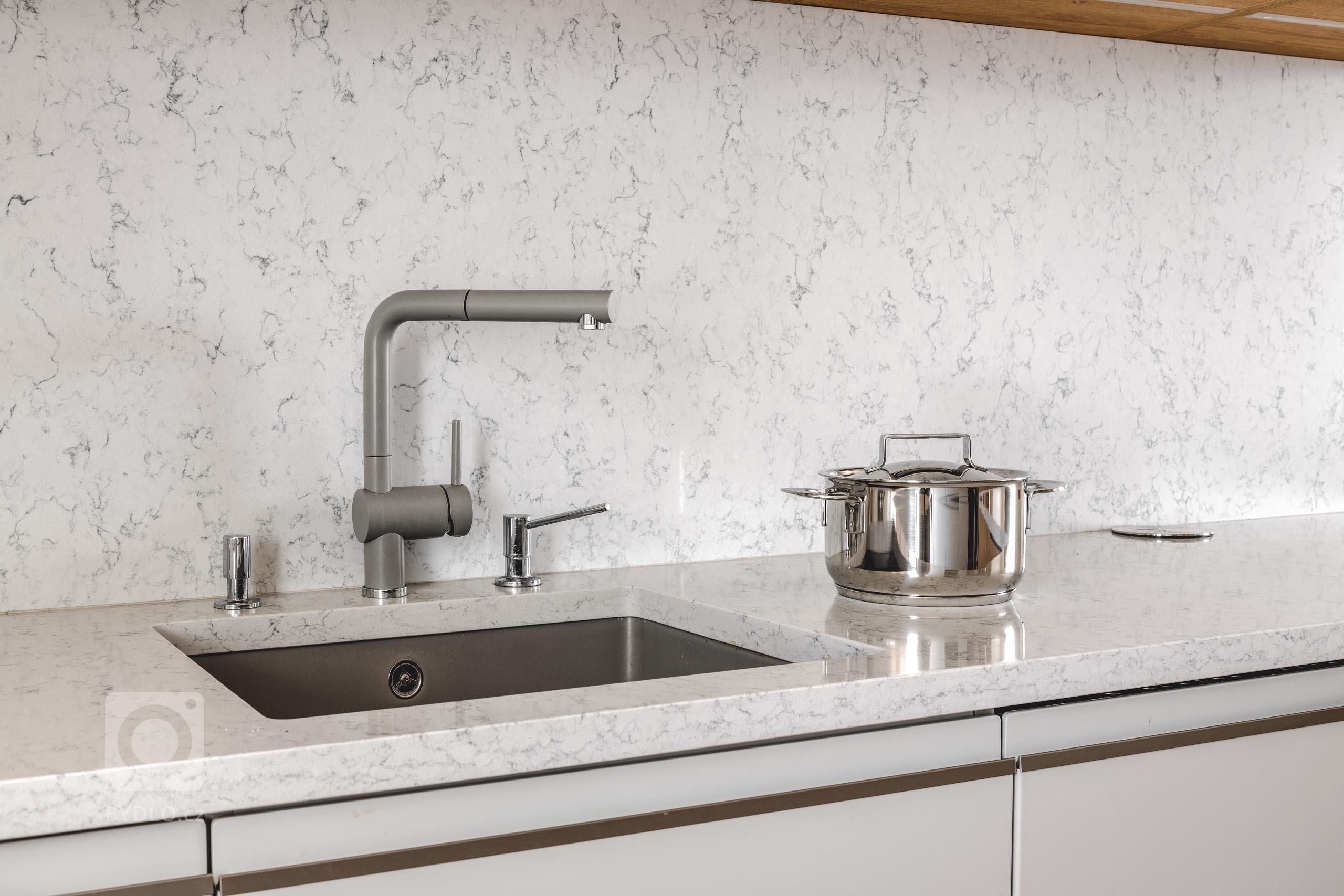 Kchyně Livorno Gloss Platine Grey I Eco Dub Kamenný -&nbsp;ÚSPORNÁ PROSTOREM, VELKORYSÁ NÁPADY

Když nemáte místa na rozdávání a přesto si nechcete dávat…