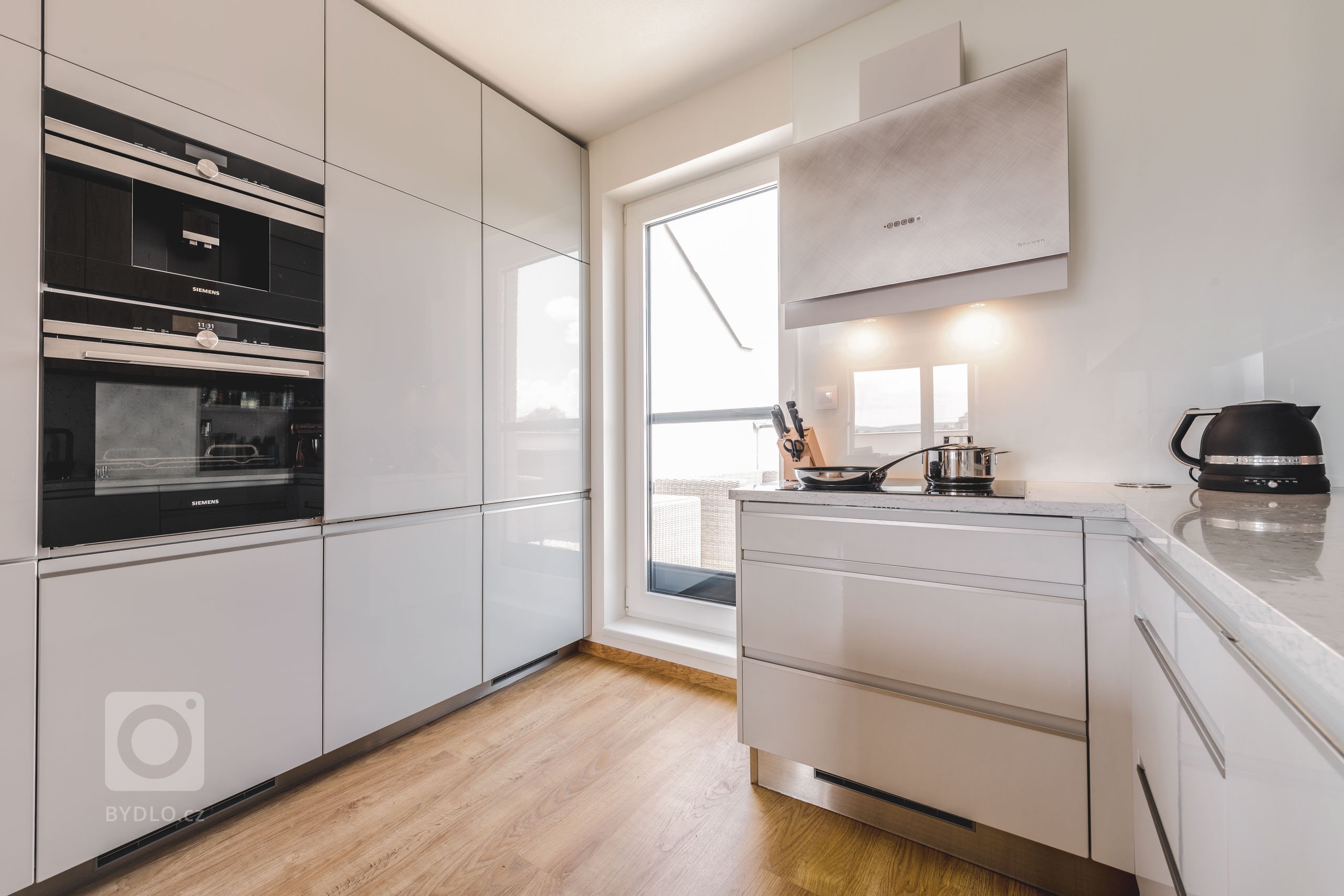 Kchyně Livorno Gloss Platine Grey I Eco Dub Kamenný -&nbsp;ÚSPORNÁ PROSTOREM, VELKORYSÁ NÁPADY

Když nemáte místa na rozdávání a přesto si nechcete dávat…