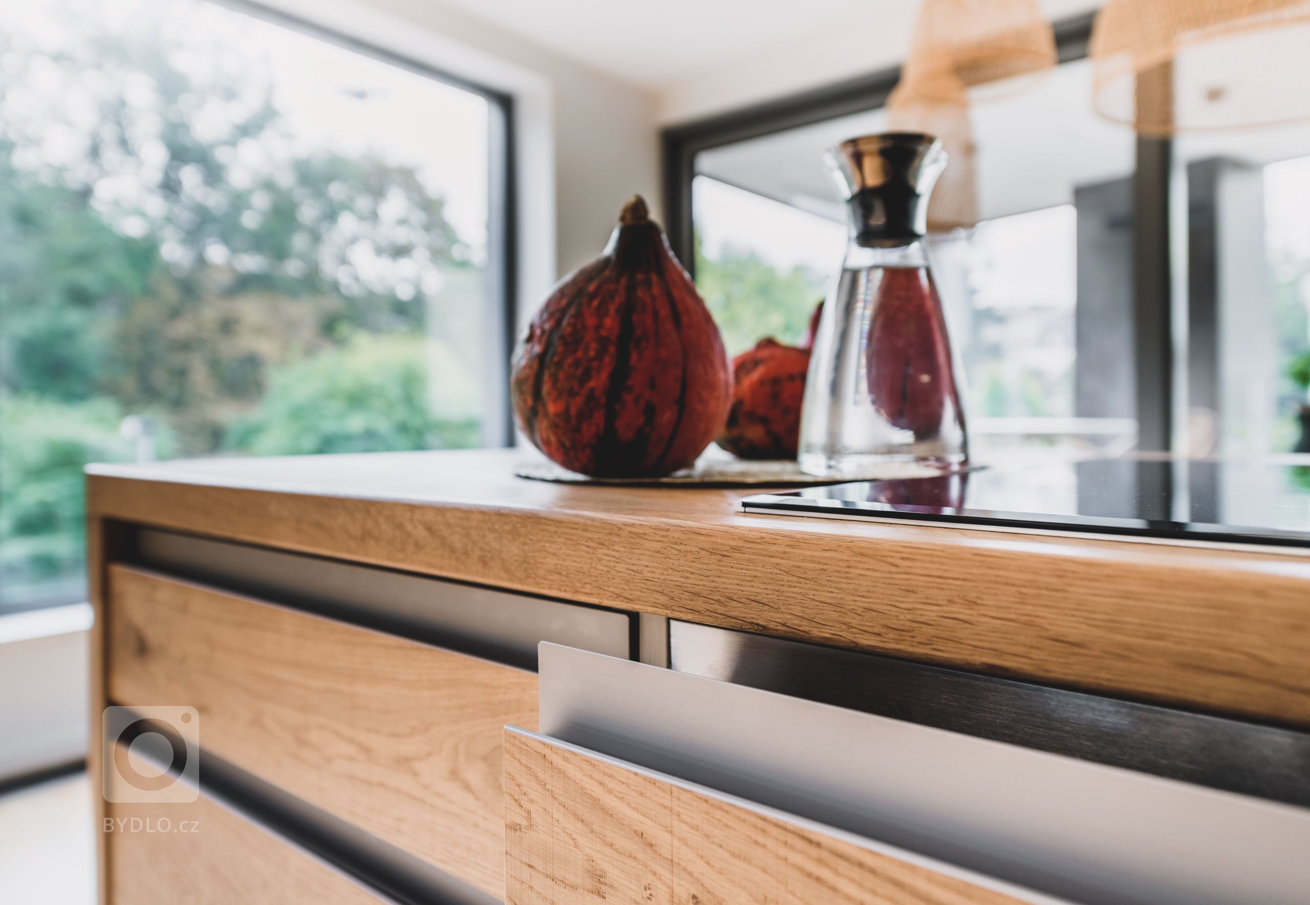 Čisté linie s vůní dřeva

Kombinací dubového dřeva s přiznanými suky vykouzlíte z každé kuchyně originál, který nikdy neomrzí. Barevné i funkční spojení,…