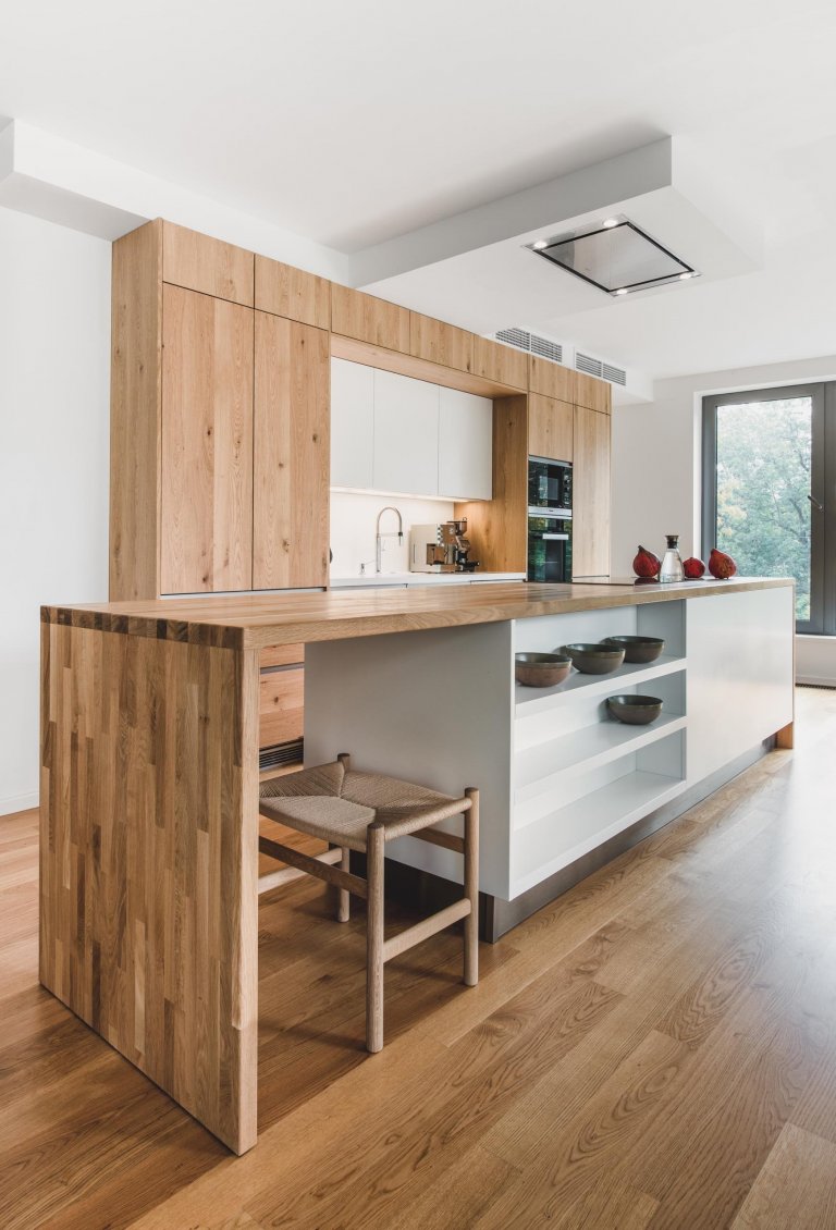 Čisté linie s vůní dřeva

Kombinací dubového dřeva s přiznanými suky vykouzlíte z každé kuchyně originál, který nikdy neomrzí. Barevné i funkční spojení,…