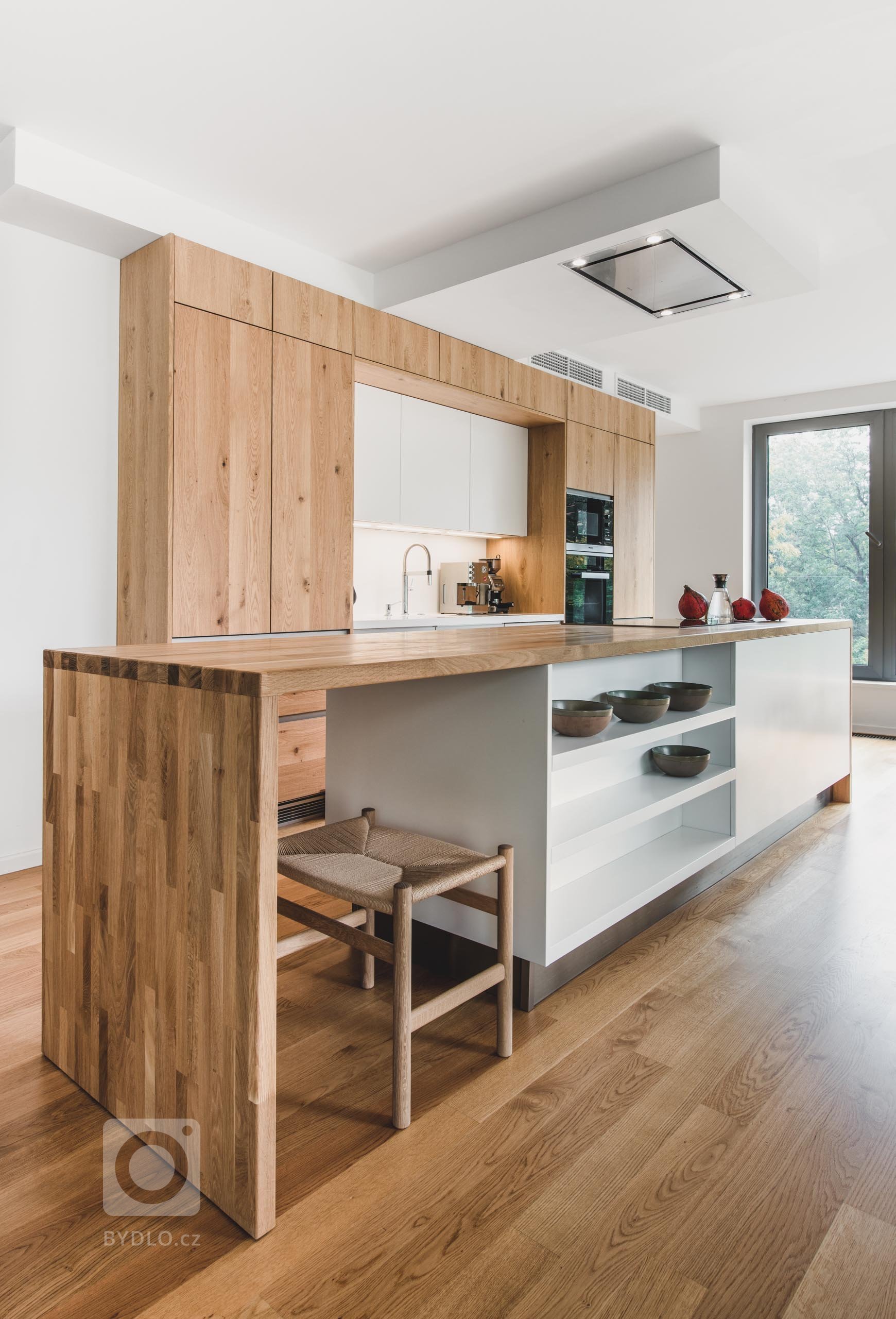 Čisté linie s vůní dřeva

Kombinací dubového dřeva s přiznanými suky vykouzlíte z každé kuchyně originál, který nikdy neomrzí. Barevné i funkční spojení,…