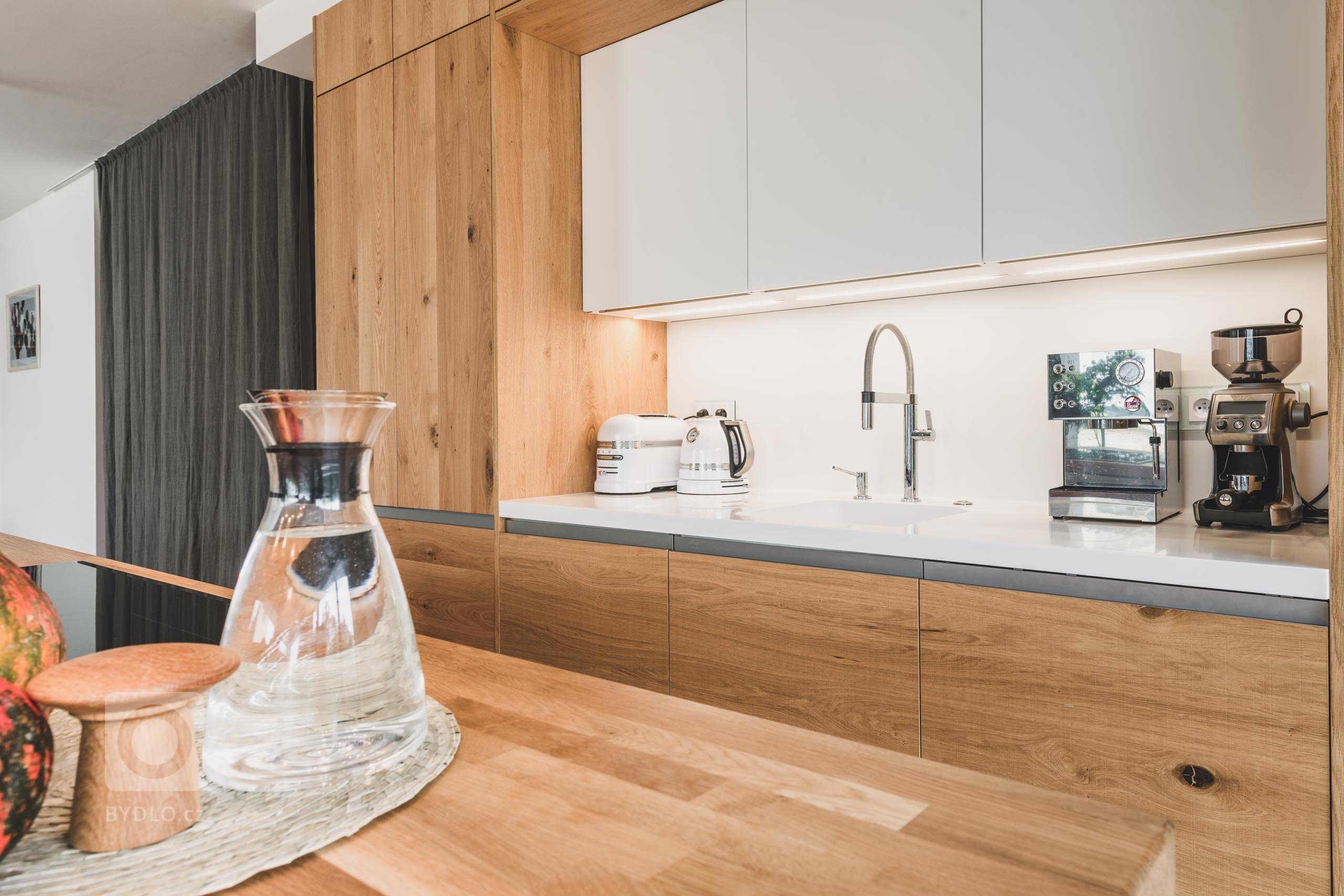 Čisté linie s vůní dřeva

Kombinací dubového dřeva s přiznanými suky vykouzlíte z každé kuchyně originál, který nikdy neomrzí. Barevné i funkční spojení,…