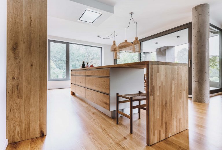 Čisté linie s vůní dřeva

Kombinací dubového dřeva s přiznanými suky vykouzlíte z každé kuchyně originál, který nikdy neomrzí. Barevné i funkční spojení,…