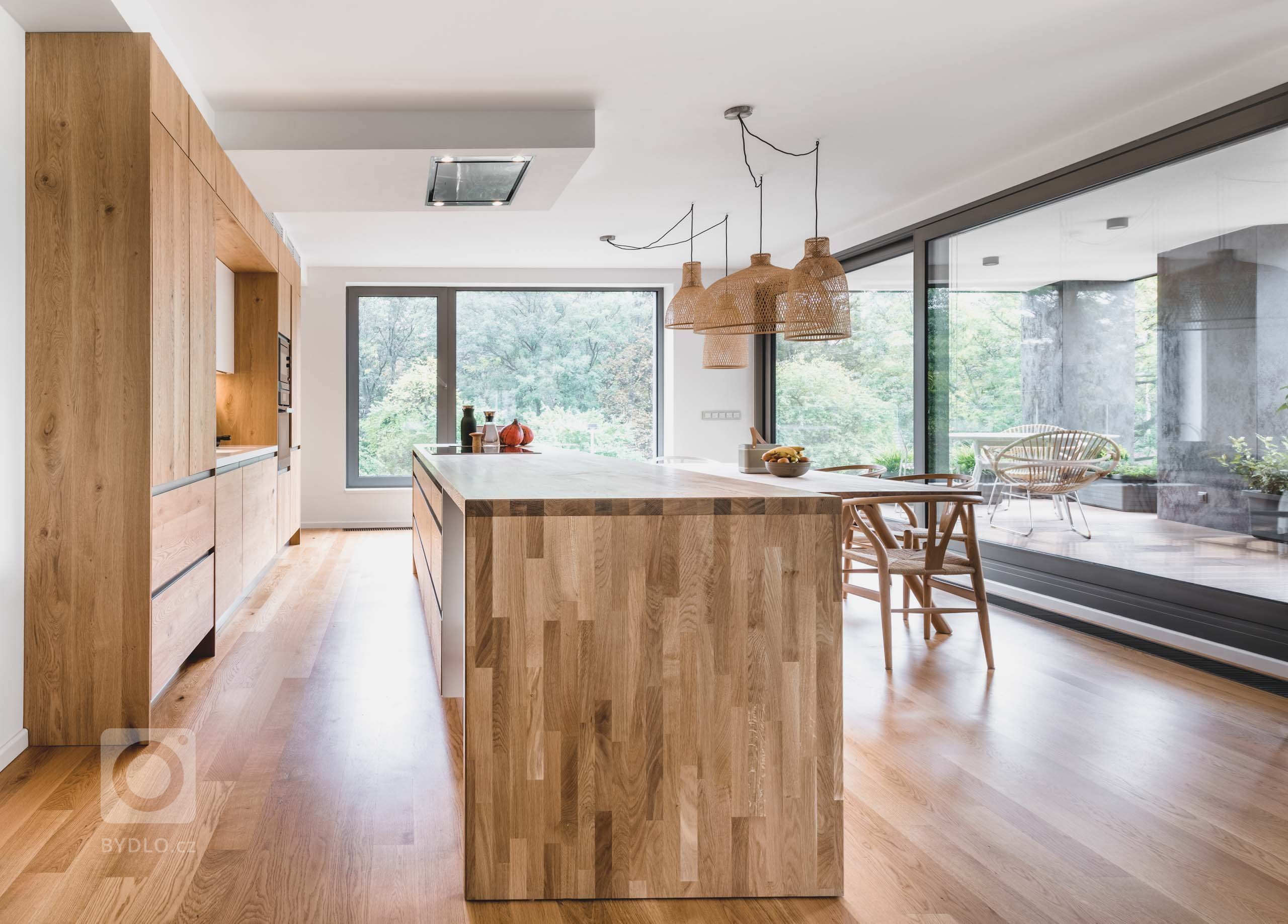 Čisté linie s vůní dřeva

Kombinací dubového dřeva s přiznanými suky vykouzlíte z každé kuchyně originál, který nikdy neomrzí. Barevné i funkční spojení,…