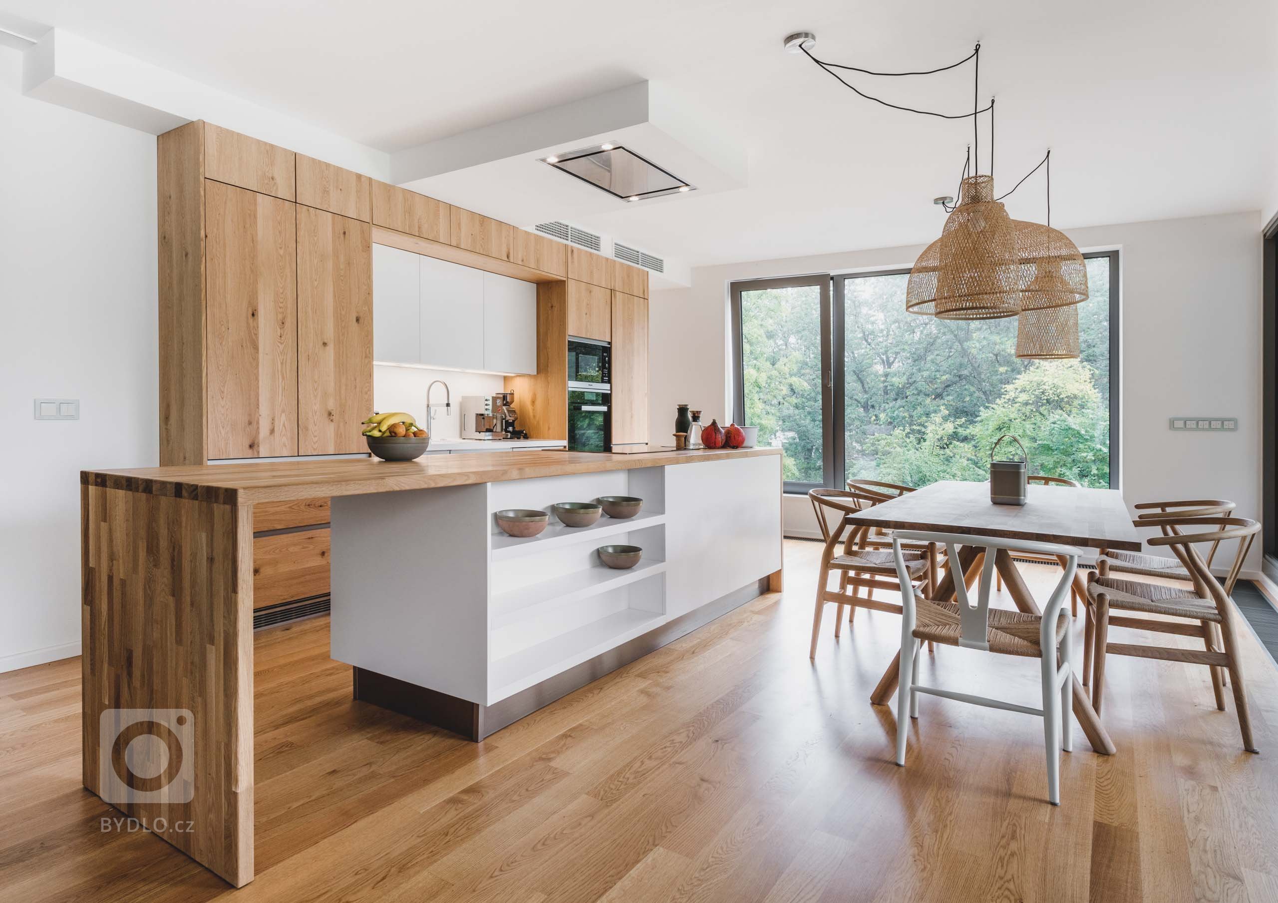 Čisté linie s vůní dřeva

Kombinací dubového dřeva s přiznanými suky vykouzlíte z každé kuchyně originál, který nikdy neomrzí. Barevné i funkční spojení,…