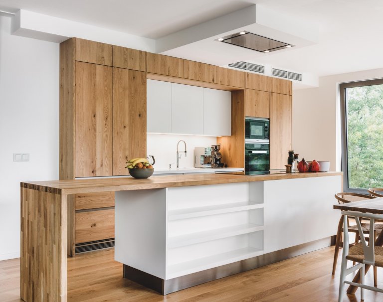 Čisté linie s vůní dřeva

Kombinací dubového dřeva s přiznanými suky vykouzlíte z každé kuchyně originál, který nikdy neomrzí. Barevné i funkční spojení,…