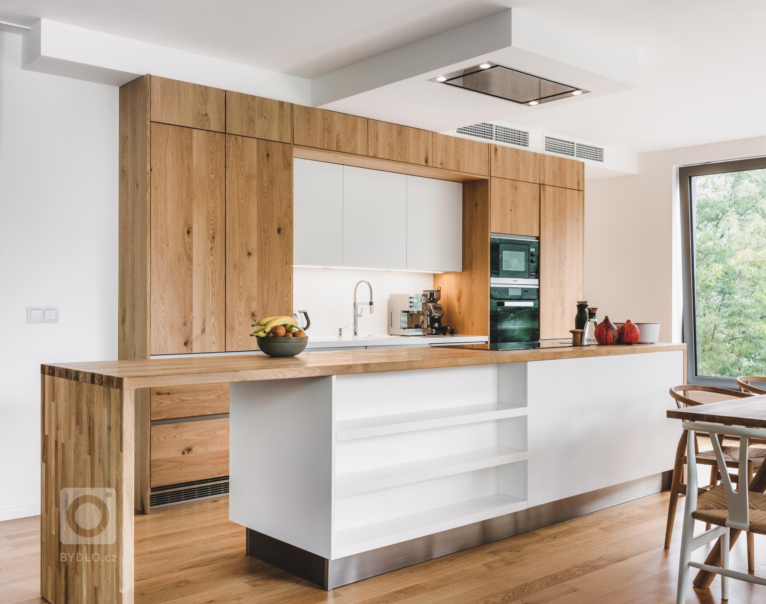 Čisté linie s vůní dřeva

Kombinací dubového dřeva s přiznanými suky vykouzlíte z každé kuchyně originál, který nikdy neomrzí. Barevné i funkční spojení,…