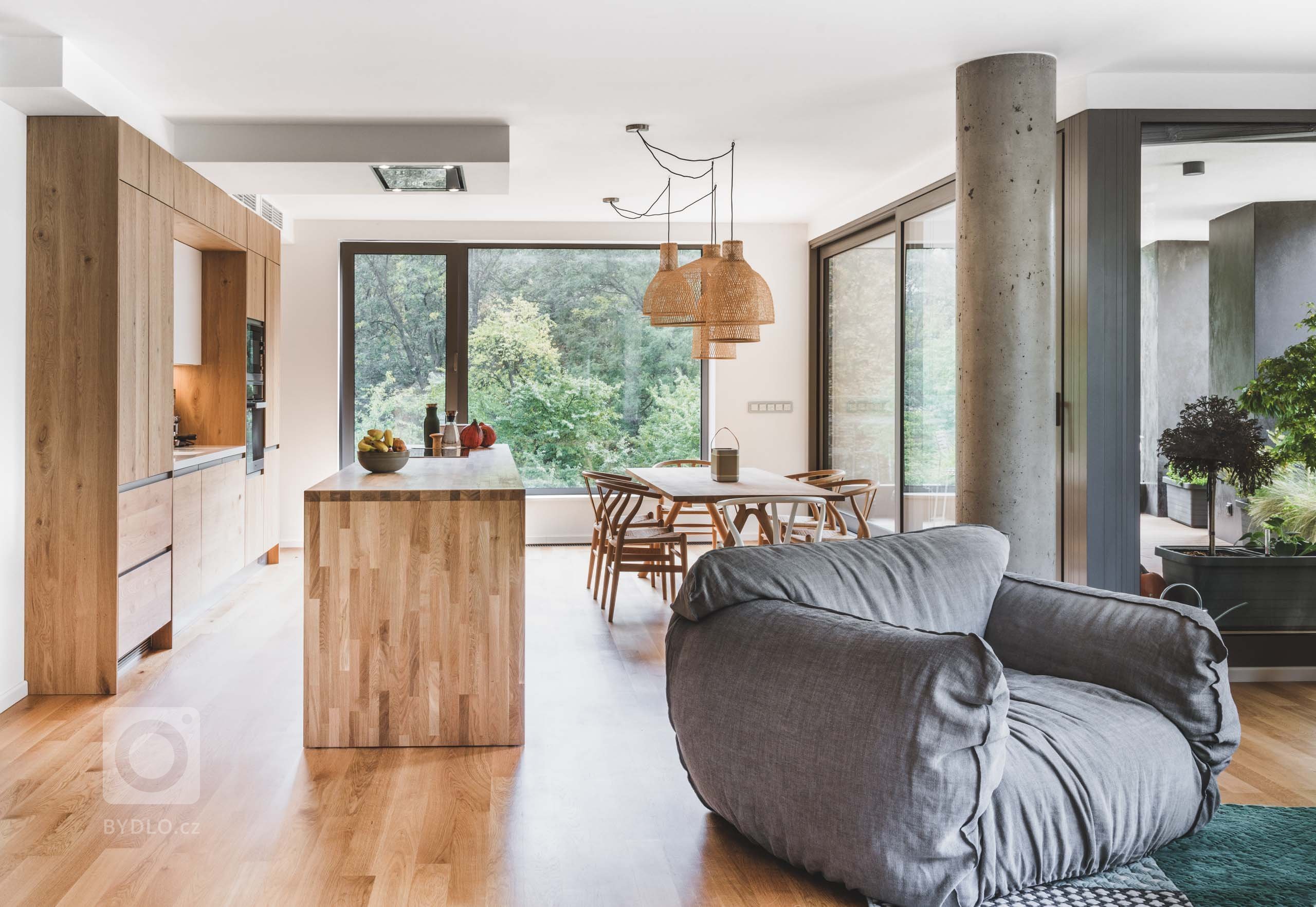 Čisté linie s vůní dřeva

Kombinací dubového dřeva s přiznanými suky vykouzlíte z každé kuchyně originál, který nikdy neomrzí. Barevné i funkční spojení,…