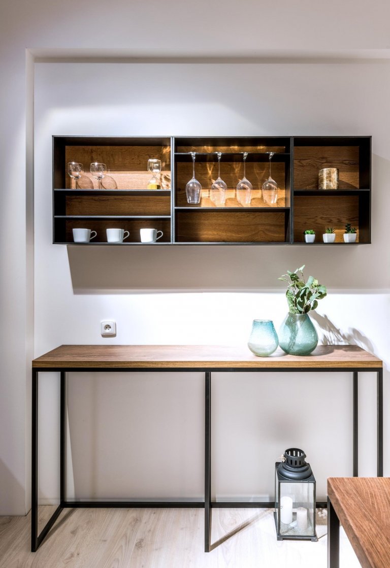 Tahle kuchyňka je odlehčená s moderními designovými prvky. Příjemný přírodní nádech ji vkládají teplé tóny. Lesklý Kashmir dolaďuje dřevěná pracovní deska…