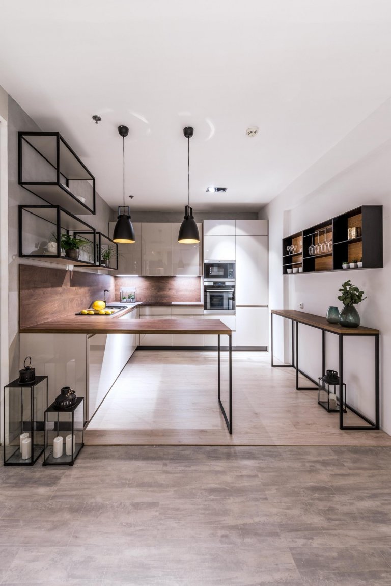 Tahle kuchyňka je odlehčená s moderními designovými prvky. Příjemný přírodní nádech ji vkládají teplé tóny. Lesklý Kashmir dolaďuje dřevěná pracovní deska…