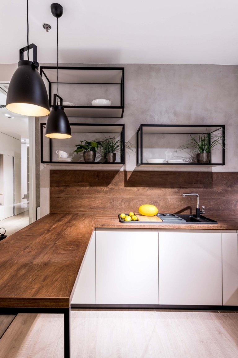 Tahle kuchyňka je odlehčená s moderními designovými prvky. Příjemný přírodní nádech ji vkládají teplé tóny. Lesklý Kashmir dolaďuje dřevěná pracovní deska…