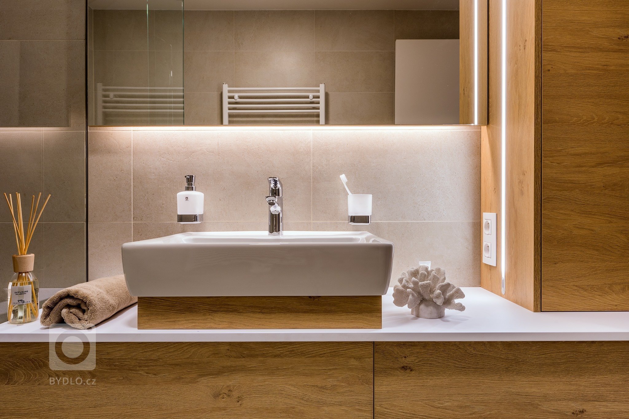 Do tohoto bytu jsme vytvořili nábytek na míru. Celý byt je laděný do přírodních barev, které jsou nadčasové. Odstín Kashmir krásně doplňuje dřevo v přírodních…