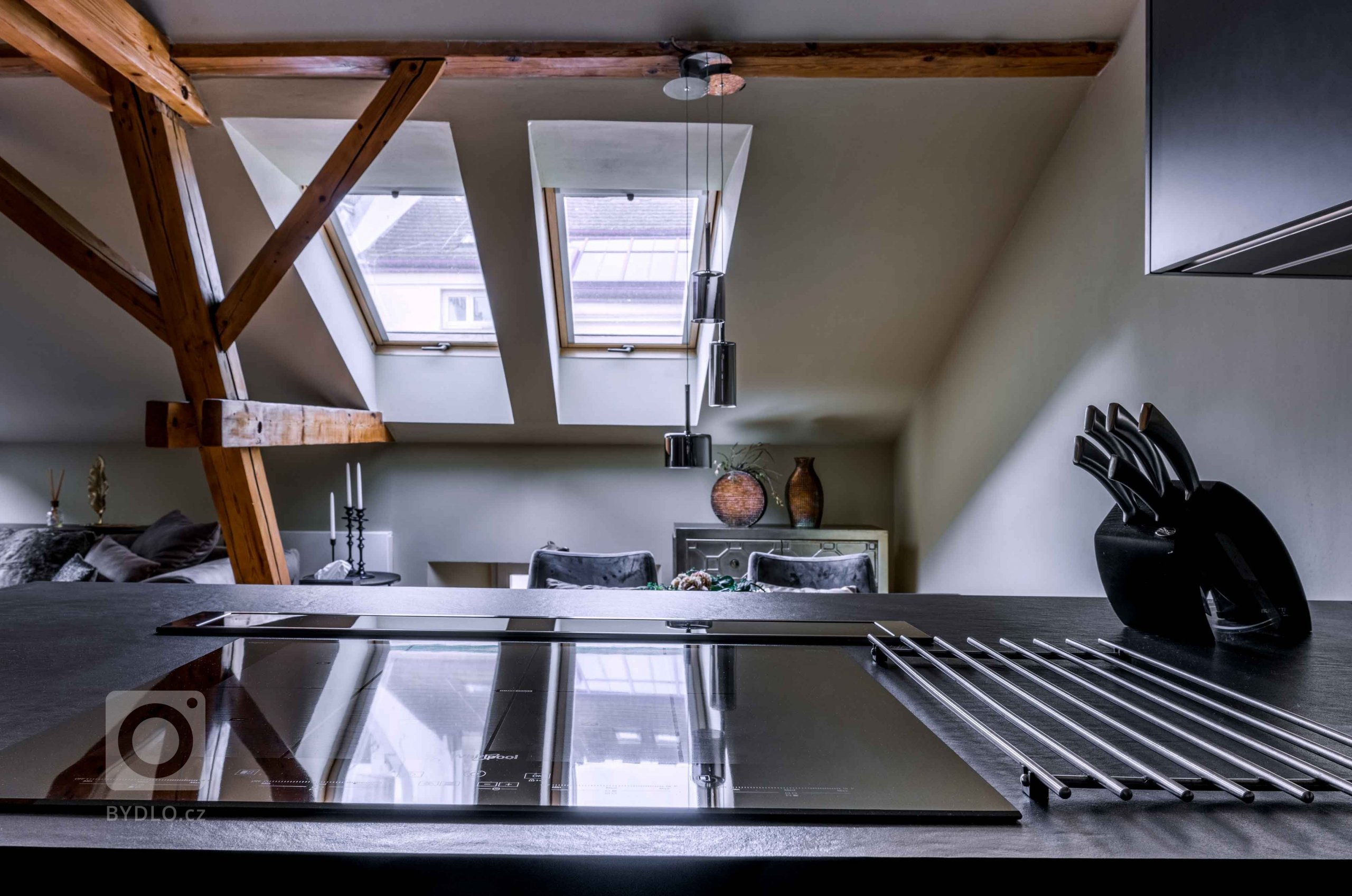 Kuchyně je situovaná do rohové části spodního patra, naproti schodišti, z jedné strany lemovaná svažující se zdí, z druhé dřevěnými trámy. Vyžadovalo to…