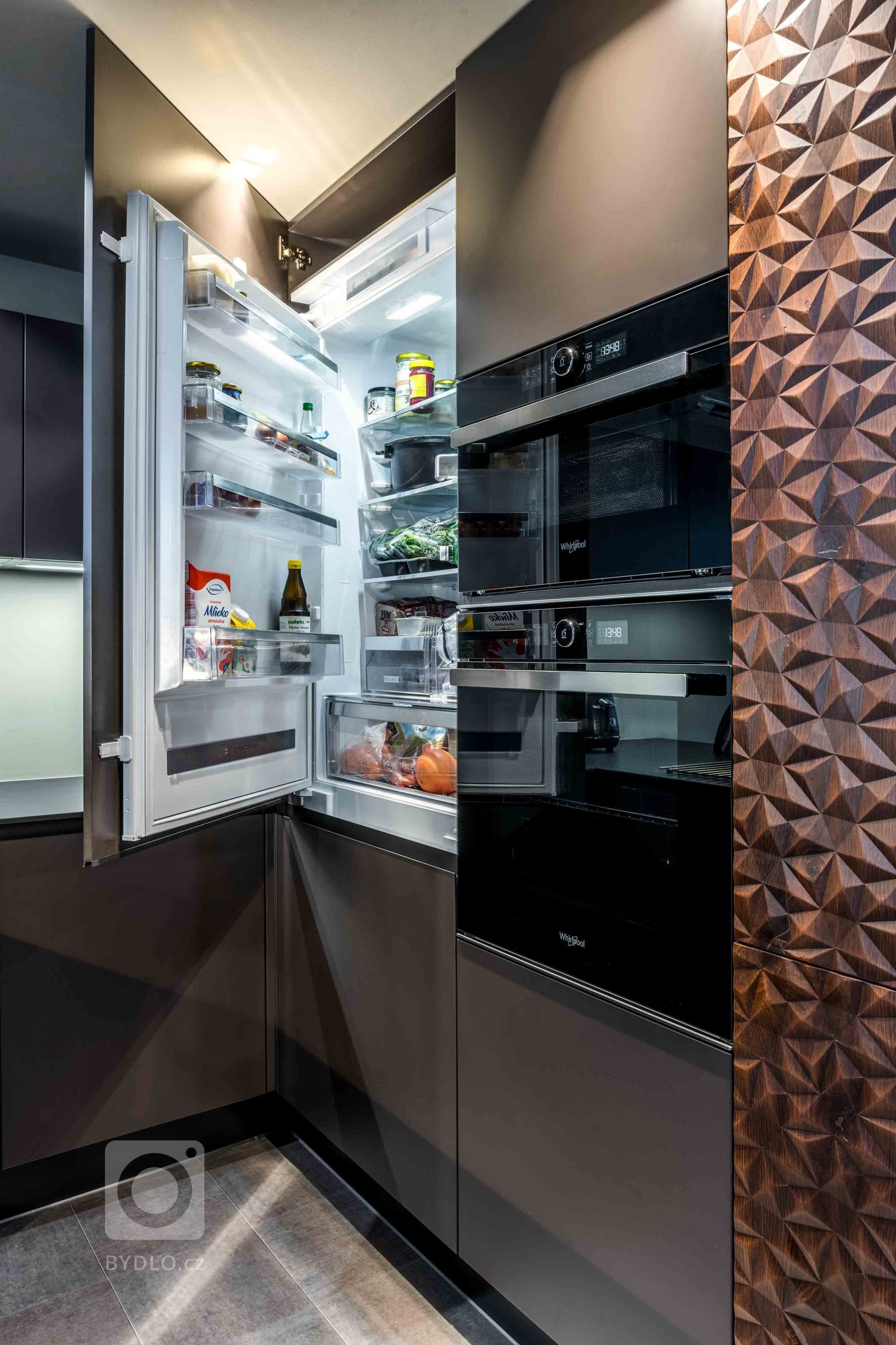 Kuchyně je situovaná do rohové části spodního patra, naproti schodišti, z jedné strany lemovaná svažující se zdí, z druhé dřevěnými trámy. Vyžadovalo to…