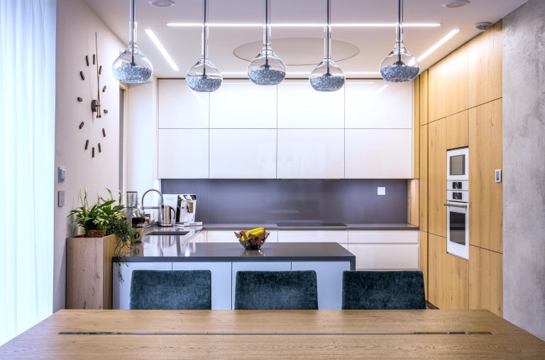 Na začátku téhle kuchyně stálo jediné rozhodování: Zvolit spíše chladnější, luxusnější pojetí plné čistých linií? Nebo výrazné barvy se zdobnými detaily? Jak…