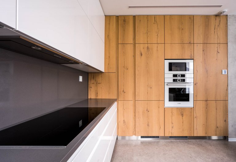 Na začátku téhle kuchyně stálo jediné rozhodování: Zvolit spíše chladnější, luxusnější pojetí plné čistých linií? Nebo výrazné barvy se zdobnými detaily? Jak…