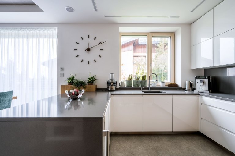 Na začátku téhle kuchyně stálo jediné rozhodování: Zvolit spíše chladnější, luxusnější pojetí plné čistých linií? Nebo výrazné barvy se zdobnými detaily? Jak…