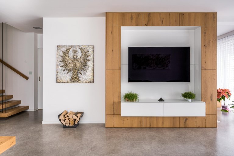 Na začátku téhle kuchyně stálo jediné rozhodování: Zvolit spíše chladnější, luxusnější pojetí plné čistých linií? Nebo výrazné barvy se zdobnými detaily? Jak…