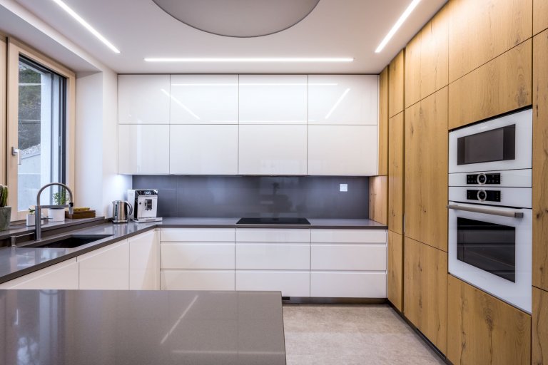 Na začátku téhle kuchyně stálo jediné rozhodování: Zvolit spíše chladnější, luxusnější pojetí plné čistých linií? Nebo výrazné barvy se zdobnými detaily? Jak…