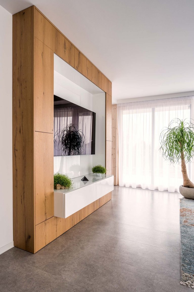 Na začátku téhle kuchyně stálo jediné rozhodování: Zvolit spíše chladnější, luxusnější pojetí plné čistých linií? Nebo výrazné barvy se zdobnými detaily? Jak…