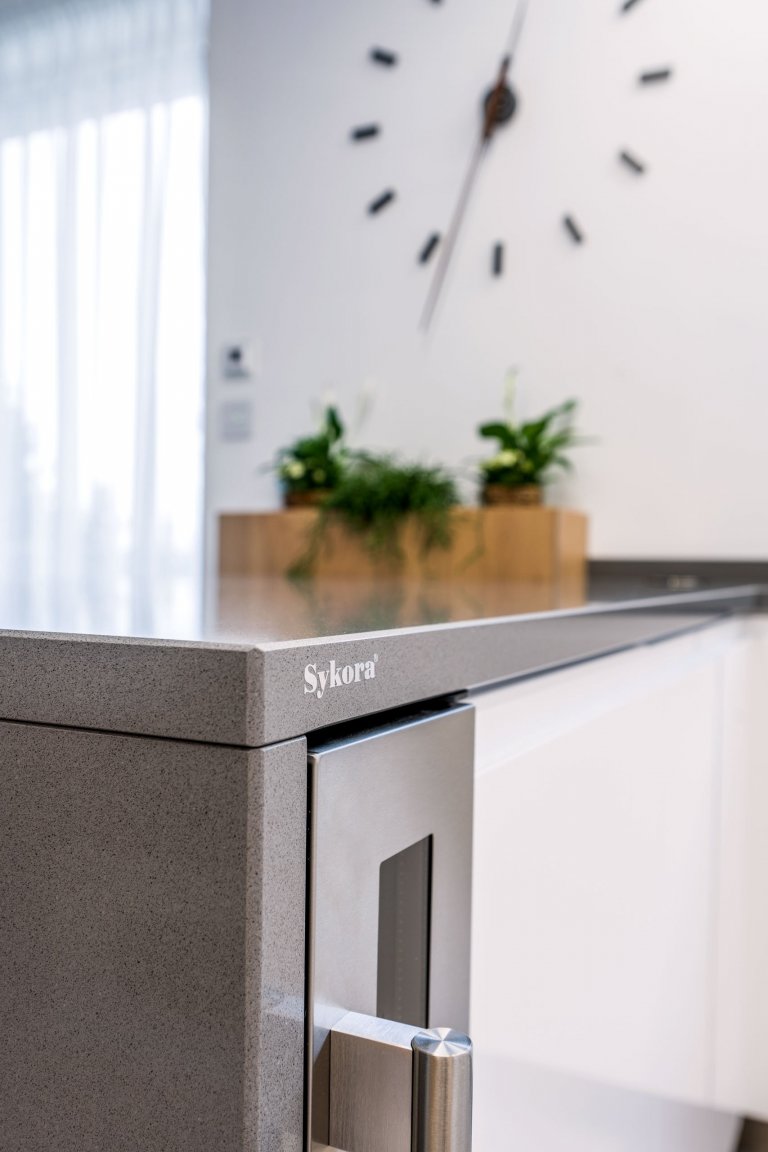 Na začátku téhle kuchyně stálo jediné rozhodování: Zvolit spíše chladnější, luxusnější pojetí plné čistých linií? Nebo výrazné barvy se zdobnými detaily? Jak…