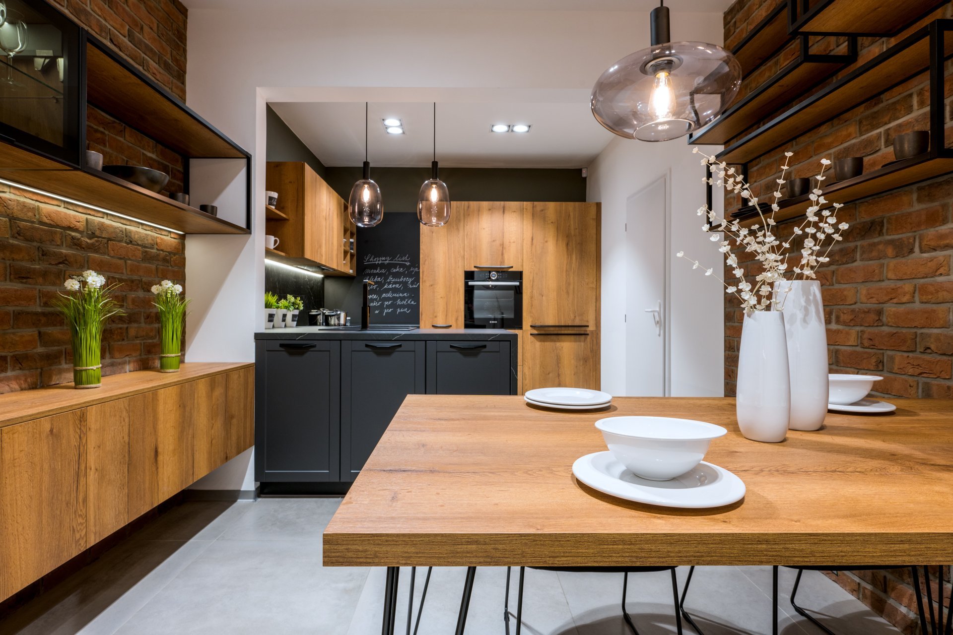 Mix stylů, maximum stylu.
Vintage, moderna a industrial. Všechny tři styly se harmonicky protínají v sestavě Dub Cognac Antracit. Tmavá profilovaná dvířka s…