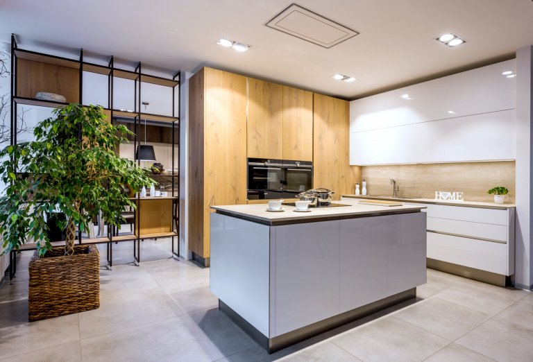 Mix stylů, maximum stylu.
Vintage, moderna a industrial. Všechny tři styly se harmonicky protínají v sestavě Dub Cognac Antracit. Tmavá profilovaná dvířka s…