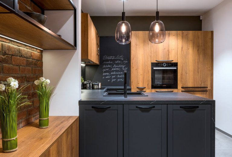 Mix stylů, maximum stylu.
Vintage, moderna a industrial. Všechny tři styly se harmonicky protínají v sestavě Dub Cognac Antracit. Tmavá profilovaná dvířka s…