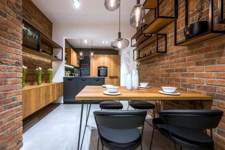 Mix stylů, maximum stylu.
Vintage, moderna a industrial. Všechny tři styly se harmonicky protínají v sestavě Dub Cognac Antracit. Tmavá profilovaná dvířka s…