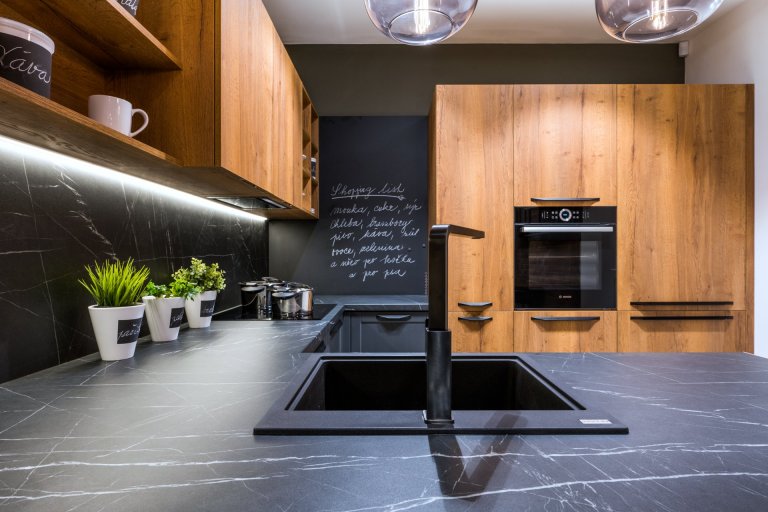 Mix stylů, maximum stylu.
Vintage, moderna a industrial. Všechny tři styly se harmonicky protínají v sestavě Dub Cognac Antracit. Tmavá profilovaná dvířka s…