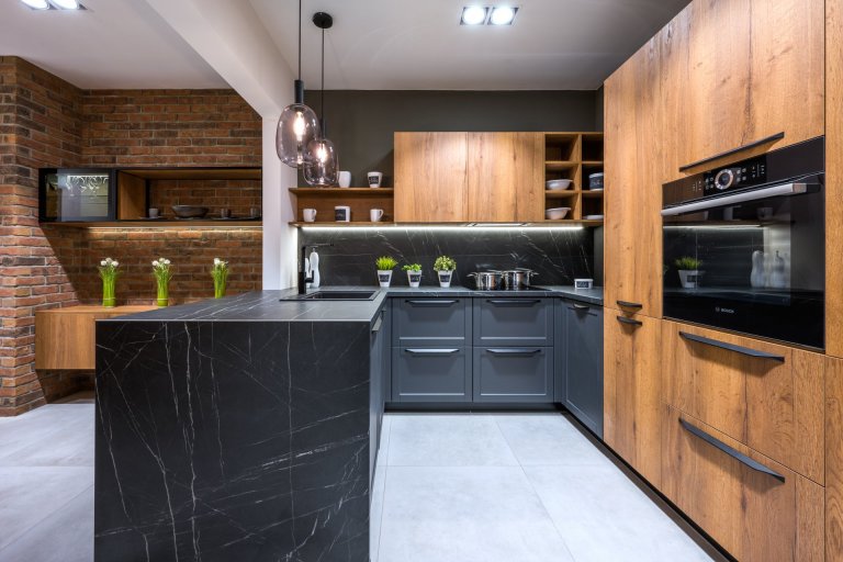 Mix stylů, maximum stylu.
Vintage, moderna a industrial. Všechny tři styly se harmonicky protínají v sestavě Dub Cognac Antracit. Tmavá profilovaná dvířka s…