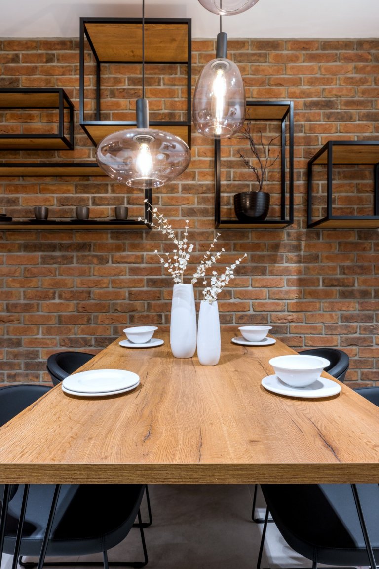 Mix stylů, maximum stylu.
Vintage, moderna a industrial. Všechny tři styly se harmonicky protínají v sestavě Dub Cognac Antracit. Tmavá profilovaná dvířka s…