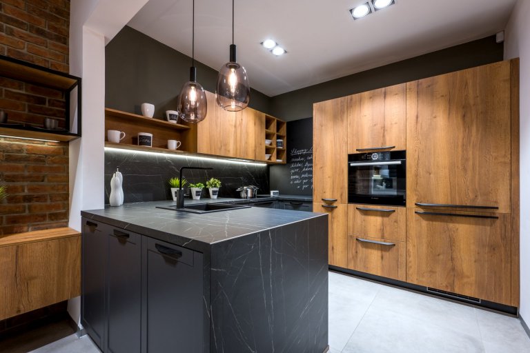 Mix stylů, maximum stylu.
Vintage, moderna a industrial. Všechny tři styly se harmonicky protínají v sestavě Dub Cognac Antracit. Tmavá profilovaná dvířka s…