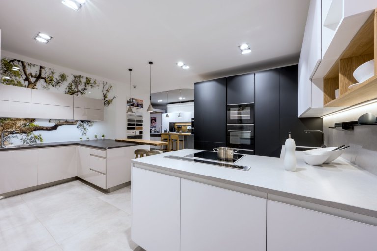 Mix stylů, maximum stylu.
Vintage, moderna a industrial. Všechny tři styly se harmonicky protínají v sestavě Dub Cognac Antracit. Tmavá profilovaná dvířka s…