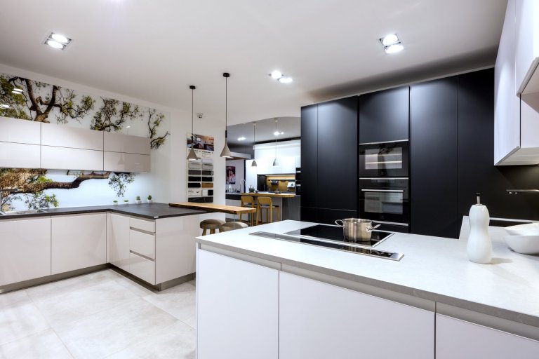 Mix stylů, maximum stylu.
Vintage, moderna a industrial. Všechny tři styly se harmonicky protínají v sestavě Dub Cognac Antracit. Tmavá profilovaná dvířka s…