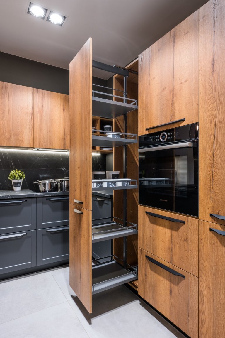 Mix stylů, maximum stylu.
Vintage, moderna a industrial. Všechny tři styly se harmonicky protínají v sestavě Dub Cognac Antracit. Tmavá profilovaná dvířka s…