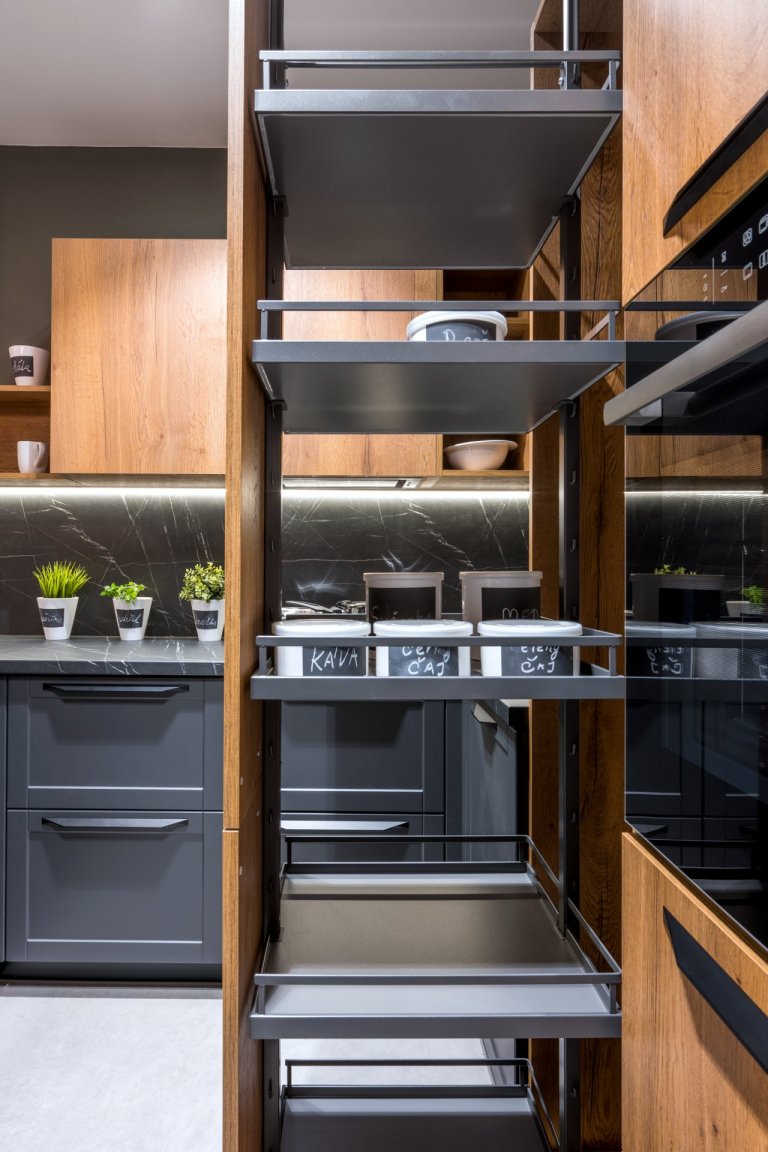 Mix stylů, maximum stylu.
Vintage, moderna a industrial. Všechny tři styly se harmonicky protínají v sestavě Dub Cognac Antracit. Tmavá profilovaná dvířka s…