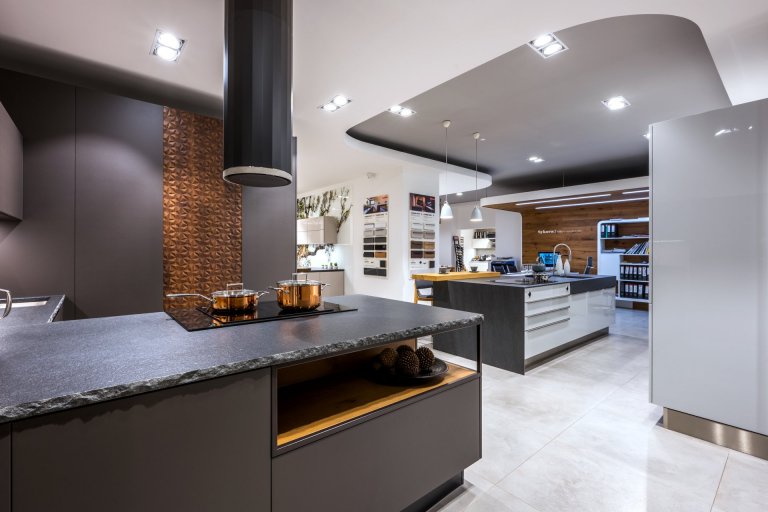 Mix stylů, maximum stylu.
Vintage, moderna a industrial. Všechny tři styly se harmonicky protínají v sestavě Dub Cognac Antracit. Tmavá profilovaná dvířka s…