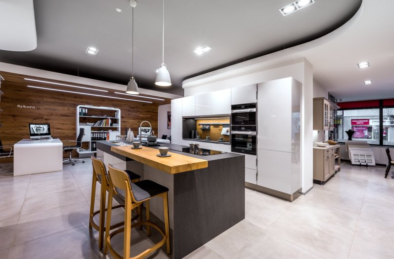 Mix stylů, maximum stylu.
Vintage, moderna a industrial. Všechny tři styly se harmonicky protínají v sestavě Dub Cognac Antracit. Tmavá profilovaná dvířka s…