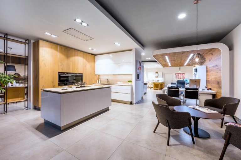 Mix stylů, maximum stylu.
Vintage, moderna a industrial. Všechny tři styly se harmonicky protínají v sestavě Dub Cognac Antracit. Tmavá profilovaná dvířka s…