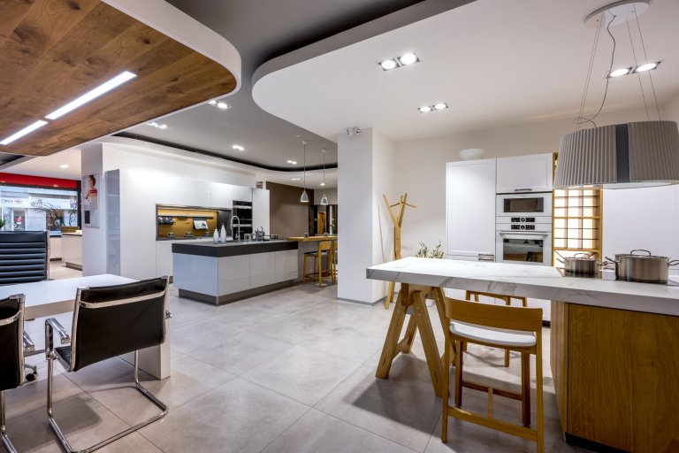 Mix stylů, maximum stylu.
Vintage, moderna a industrial. Všechny tři styly se harmonicky protínají v sestavě Dub Cognac Antracit. Tmavá profilovaná dvířka s…