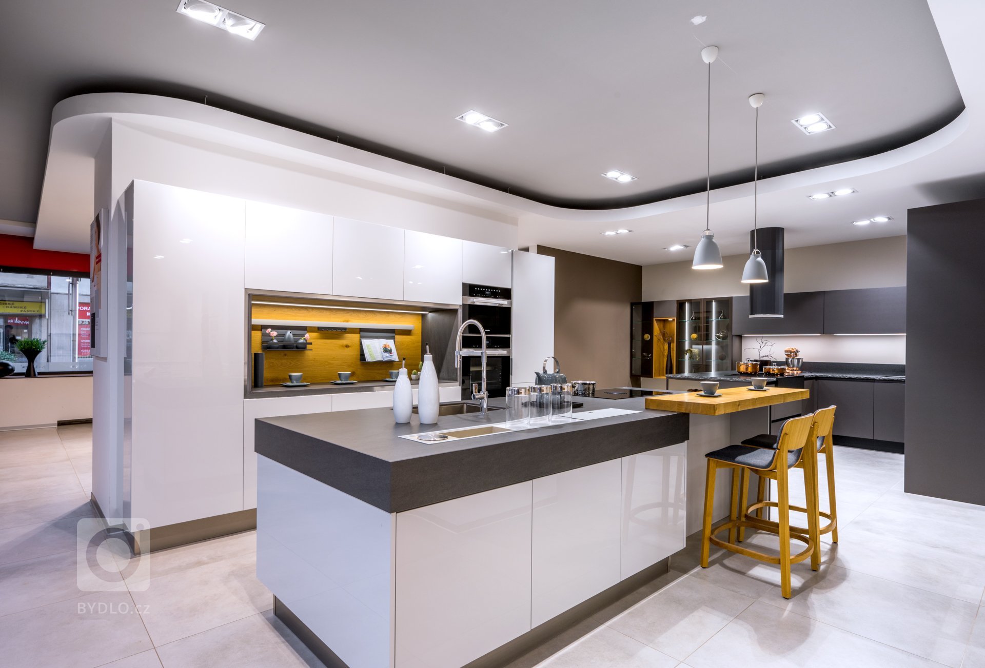 Mix stylů, maximum stylu.
Vintage, moderna a industrial. Všechny tři styly se harmonicky protínají v sestavě Dub Cognac Antracit. Tmavá profilovaná dvířka s…