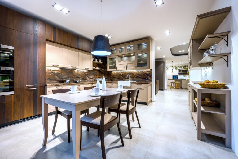 Mix stylů, maximum stylu.
Vintage, moderna a industrial. Všechny tři styly se harmonicky protínají v sestavě Dub Cognac Antracit. Tmavá profilovaná dvířka s…