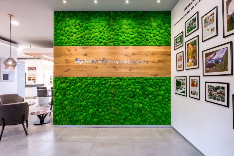 Mix stylů, maximum stylu.
Vintage, moderna a industrial. Všechny tři styly se harmonicky protínají v sestavě Dub Cognac Antracit. Tmavá profilovaná dvířka s…