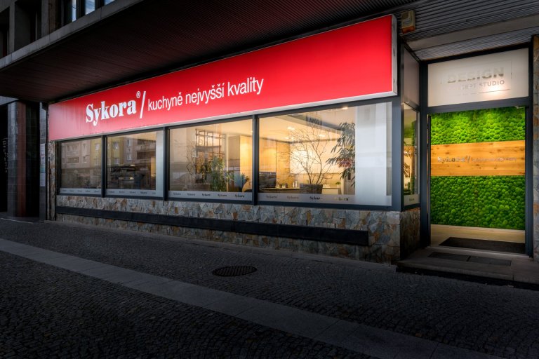 Mix stylů, maximum stylu.
Vintage, moderna a industrial. Všechny tři styly se harmonicky protínají v sestavě Dub Cognac Antracit. Tmavá profilovaná dvířka s…