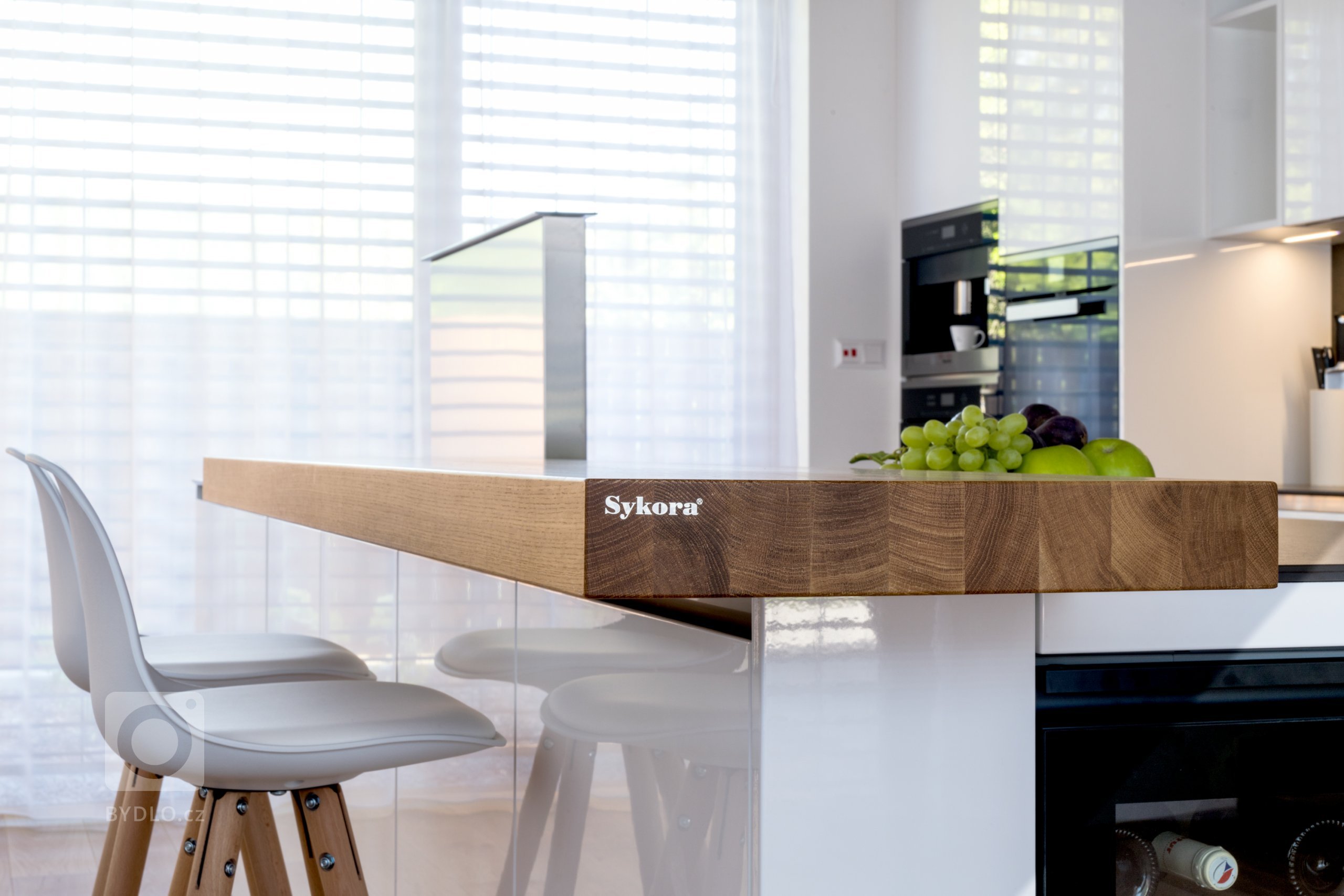 Mladí manželé svůj vysněný dům stavěli několik let, ale výsledek stojí za to. Kuchyně v provedení Exclusive vysoký bílý lesk, s pracovní deskou z Decton…