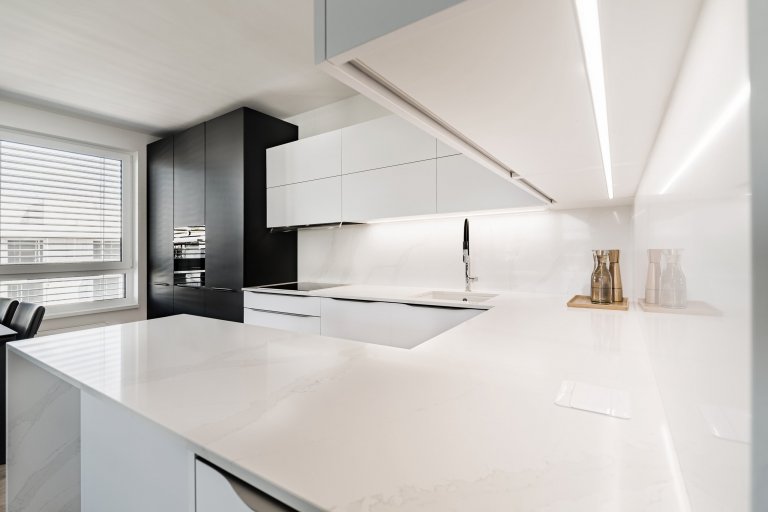 Úložný prostor ve skříňkách nabízí mnohem více prostoru. Důmyslné řešení nejen opticky zvětší prostor. Nad horními skříňkami je integrovaný světelný LED pás, který je nejen praktický ve večerních hodinách, ale i zvyšuje eleganci kuchyně a dává jí nádech luxusu.