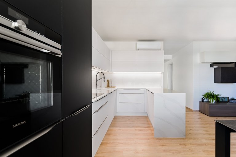 Řeknete si, že tady se toho moc nevejde. Ale návrháři si poradí s každým prostorem. Velký úložný prostor dopřáli i majitelce téhle kuchyně. Omezené prostorové možnosti využili na maximum a otevřeli brány pro odkládání mnohých důležitých věcí, které v kuchyni denně potřebujeme.